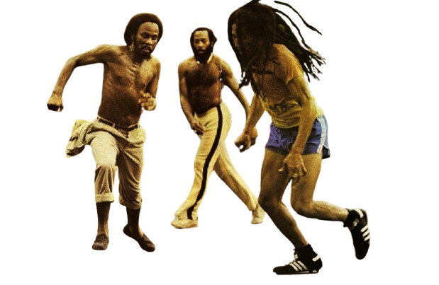 Bob jogando futebol
